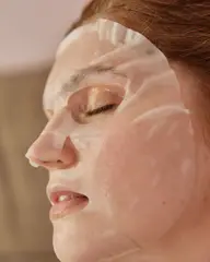 Rosto de mulher com máscara facial de tecido