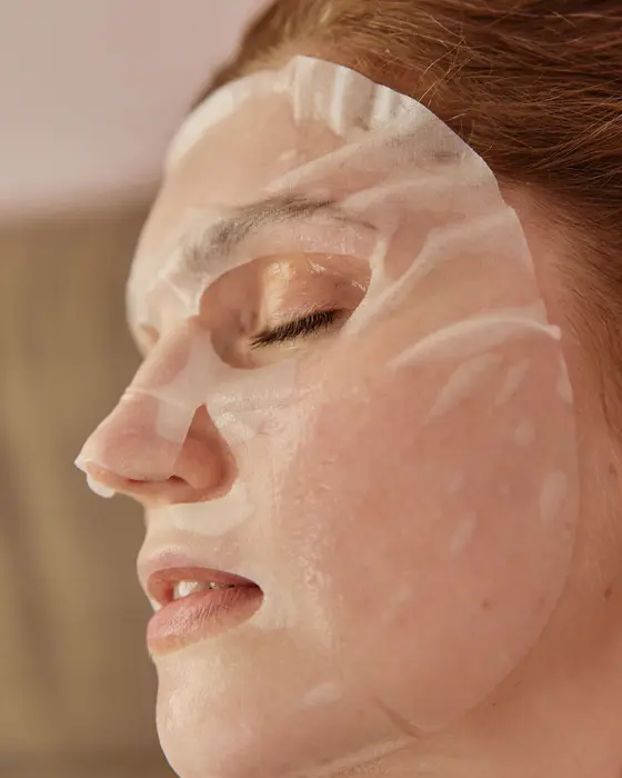 Rosto de mulher com máscara facial de tecido